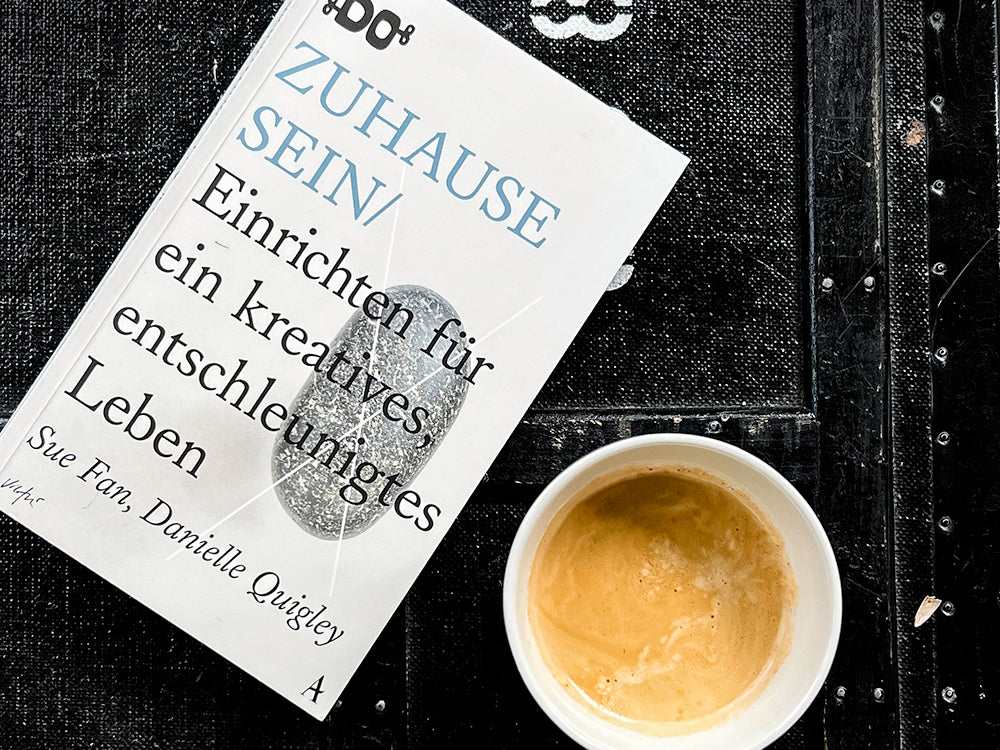 Buch Zuhause sein von S. Fan, D. Quigley mit Kaffee_Foto by ROOM ONE