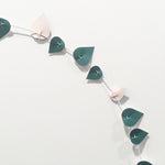 Girlande mit Papierblättern in grün-rosa von Jurianne Matter