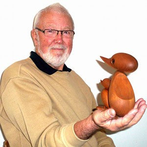 Hans Bolling mit seinen Ducks aus Teak von Architectmade