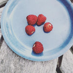 Rundes Tablett Serenity von Åry Home mit Erdbeeren