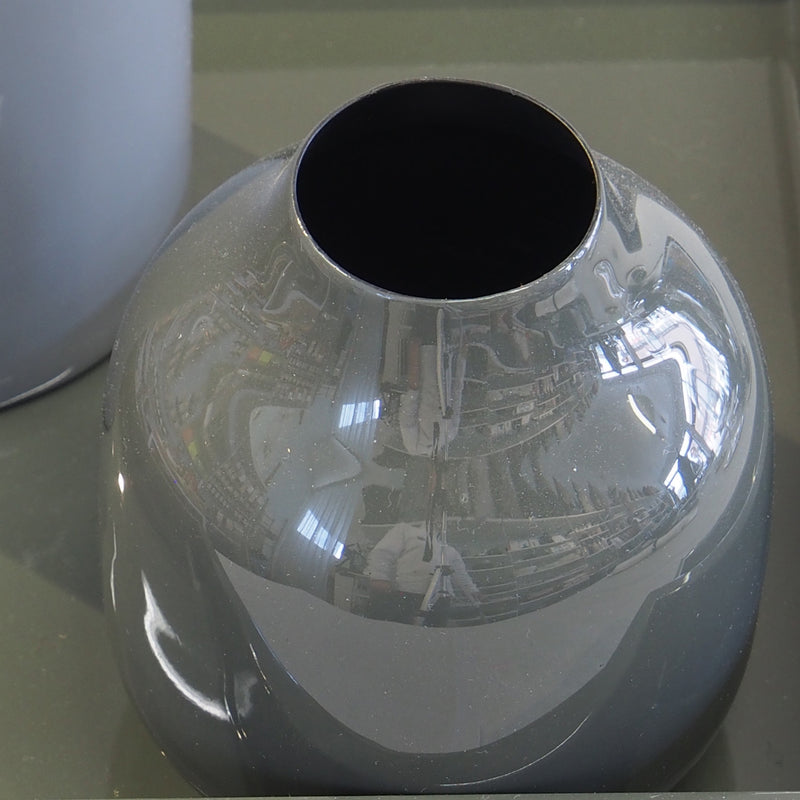 Vasen aus Metall "Lindi", grau emailliert