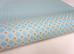 Geschenkpapier-Bogen "blaues Design" von mimi & joe gerollt