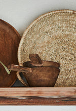 Servier-Schale mit Stiel aus Mangoholz und flacher Korb von Madam Stoltz